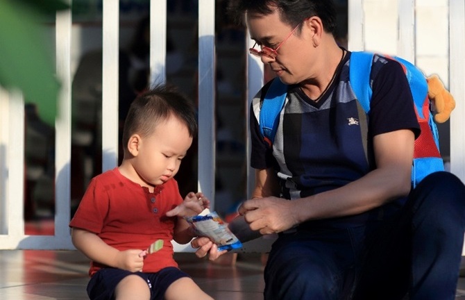 Con trai 2 tuổi cực đáng yêu của nhạc sĩ Đức Huy